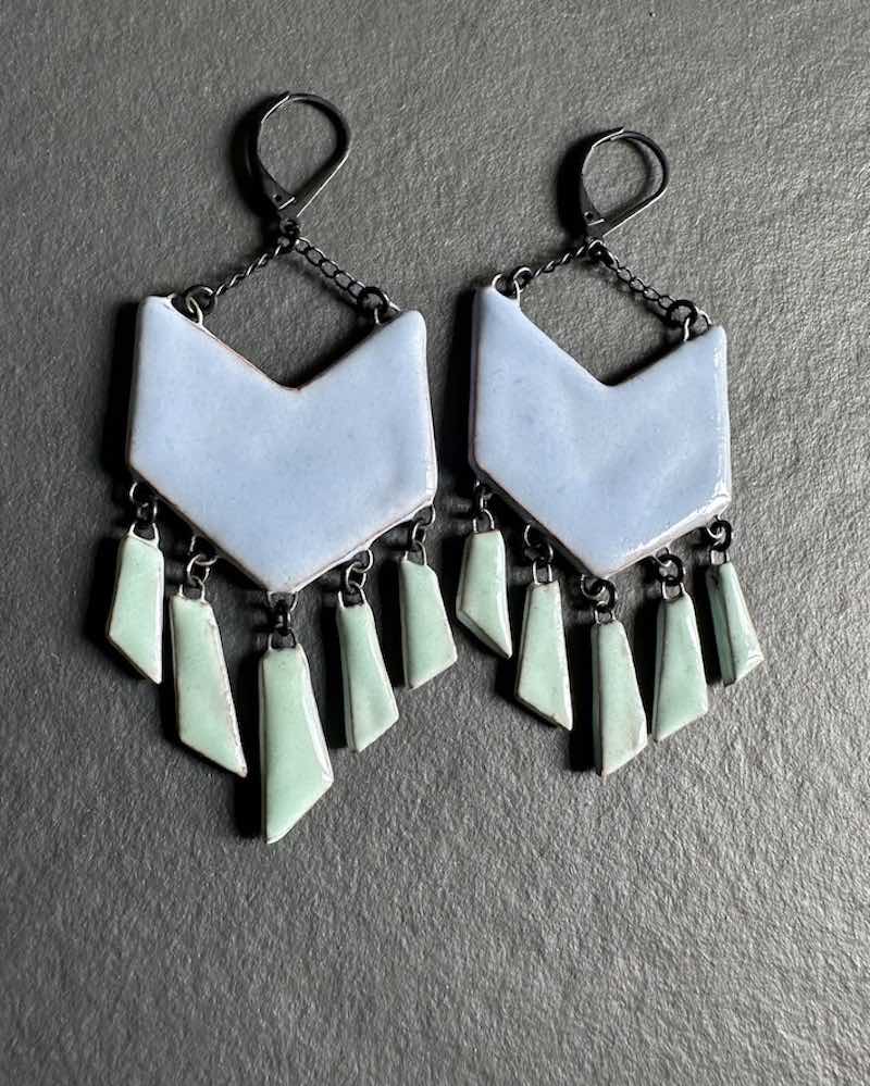 Boucles d'oreilles originales formée d'un chevrons en céramique et 5 pampilles plates suspendues dans les tons bleu ciel et céladon