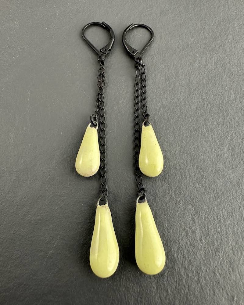 Boucles d'oreilles en céramique émaillée jaune pale en forme de pampilles gouttes faites main en France
