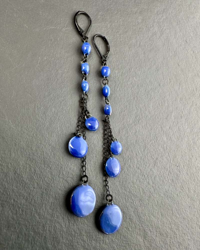 Boucles d'oreilles longue et fine en céramique bleu électrique formées de 3 micro perles et leur 3 pampilles plates suspendues à des hauteurs différentes