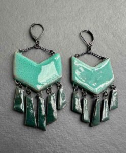 Boucles d'oreilles en céramique en forme de chevrons et ses 5 pampilles plates suspendues