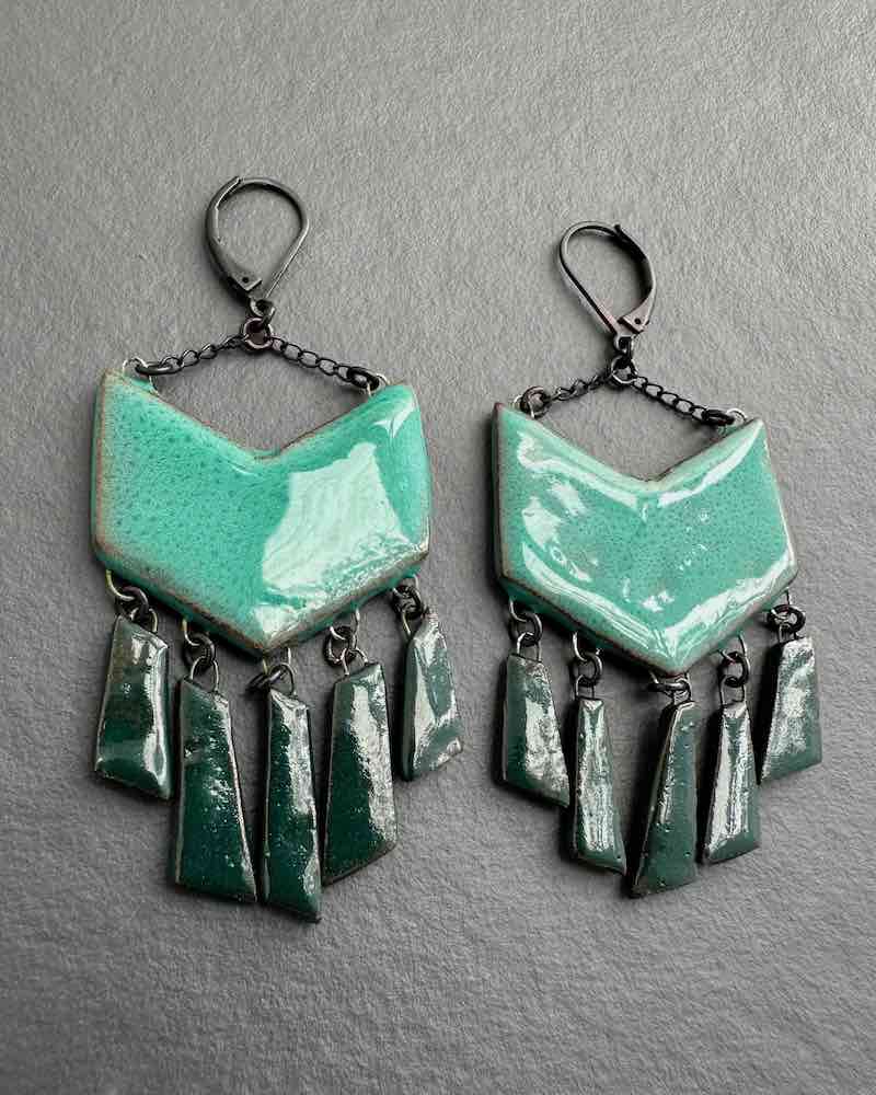 Boucles siouxie turquoise Boucles d'oreilles en céramique en forme de chevrons et ses 5 pampilles plates suspendues