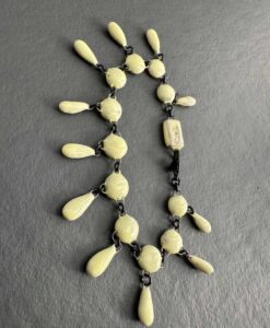 Bracelet à pampilles en céramique émaillée jaune pale