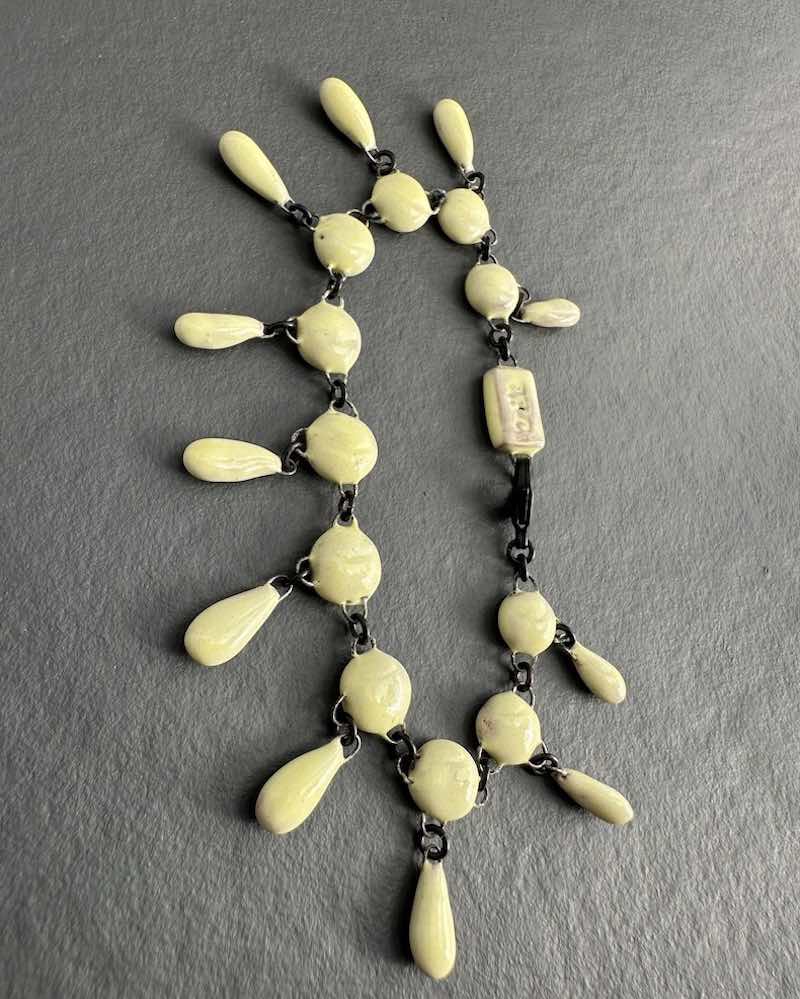 Bracelet à pampilles en céramique émaillée jaune pale