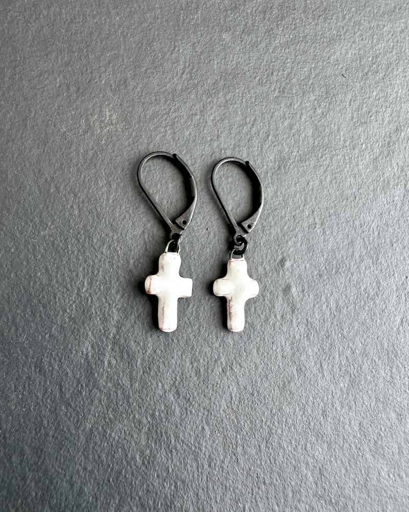 Boucles d'oreilles constituées d'une mini croix en céramique blanche faite main en France
