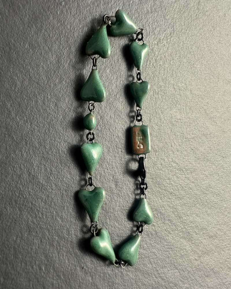 Bracelet formé de coeurs en céramique fait main
