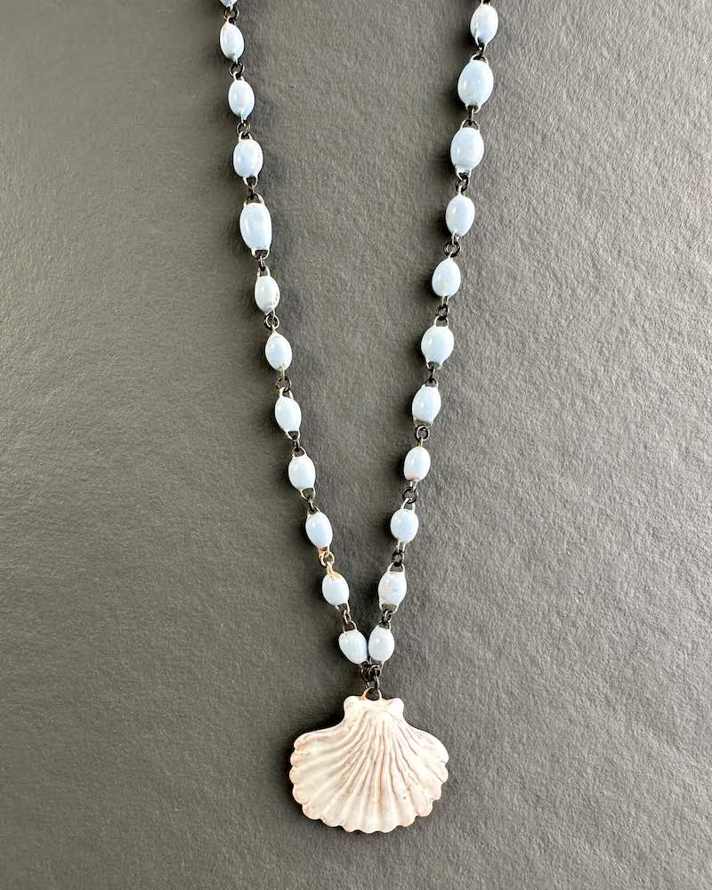Collier Saint Jacques de Compostelle formé d'une coquille en céramique et de perles fines