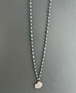 Collier Saint jacques de compostelle en céramique une coquille Saint jacques en céramique blanche suspendue à un fin chapelet de mini perles bleu Marial en céramique fait main en france