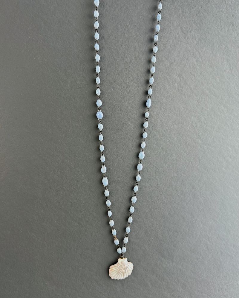 Collier Saint jacques de compostelle en céramique une coquille Saint jacques en céramique blanche suspendue à un fin chapelet de mini perles bleu Marial en céramique fait main en france