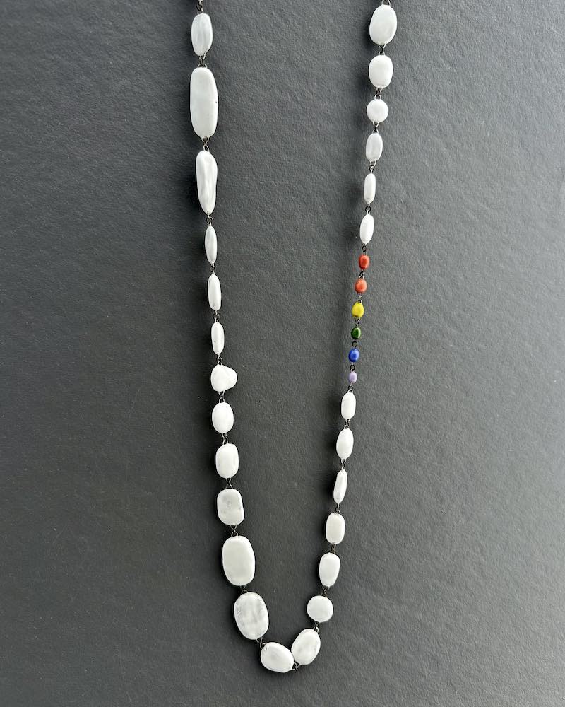 Sautoir en perles de céramique Blanches intégrant les 6 perles du rainbow arc en ciel