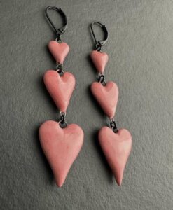 Boucles glamour formée de trois coeurs de taille croissante en céramique