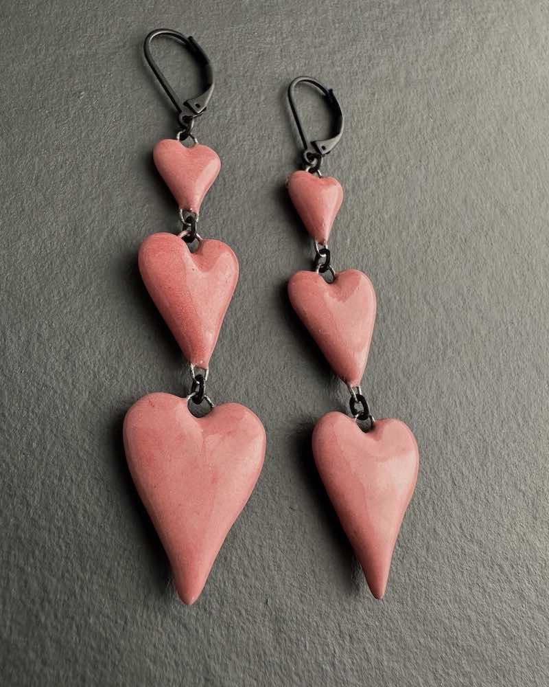 Boucles glamour formée de trois coeurs de taille croissante en céramique