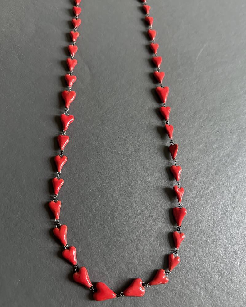 Collier original en perles de céramique forme de coeur, rouge franc, fait main en france