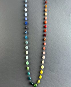Sautoir lot fait d'un dégradé multicolore de mini perles en céramique émaillées d'environ 1 cm