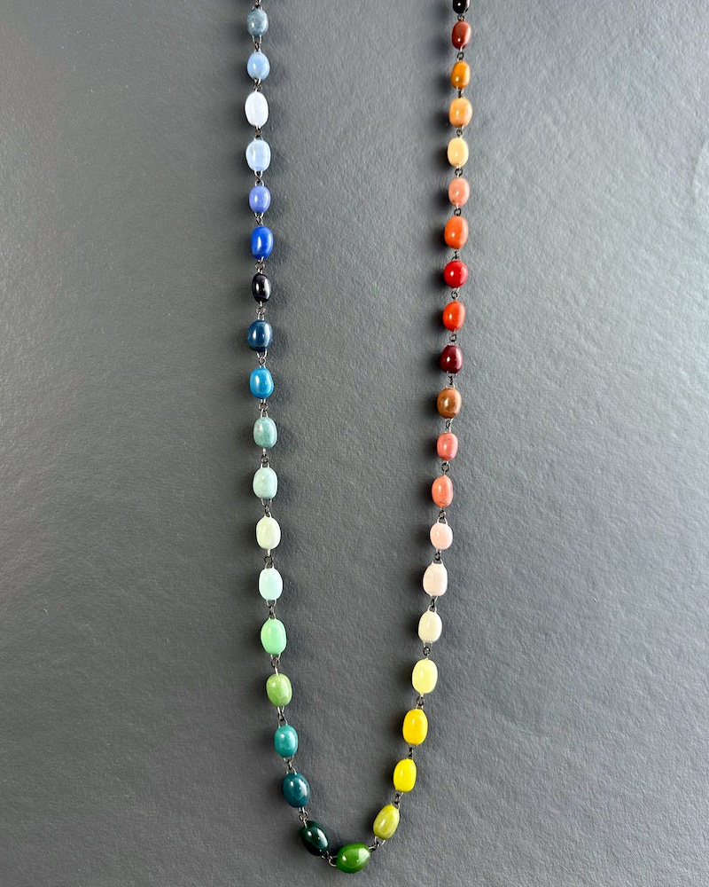 Sautoir lot fait d'un dégradé multicolore de mini perles en céramique émaillées d'environ 1 cm